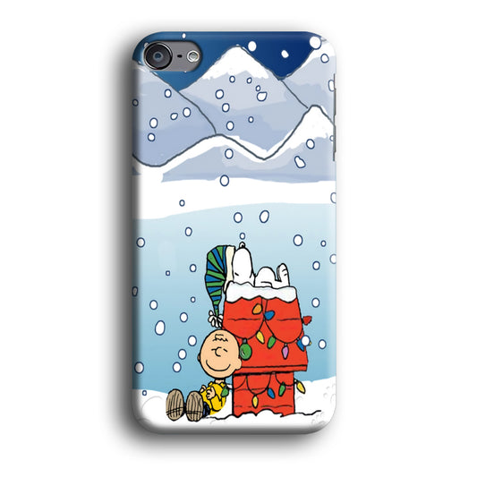 Charlie and Snoopy Sleep on The Snow iPod Touch 6 Case